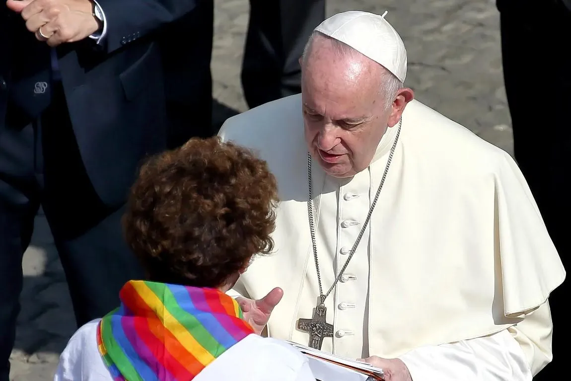 Francisco defiende la bendición a parejas homosexuales