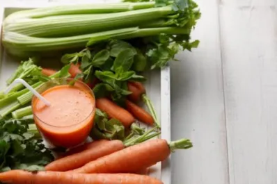 Qué beneficios tiene el jugo de apio y zanahoria