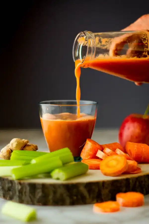 Qué beneficios tiene el jugo de apio y zanahoria