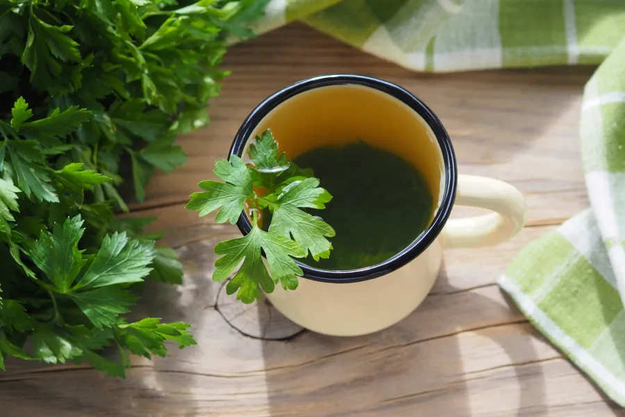 ¿Qué beneficios tiene el té de perejil en ayunas?