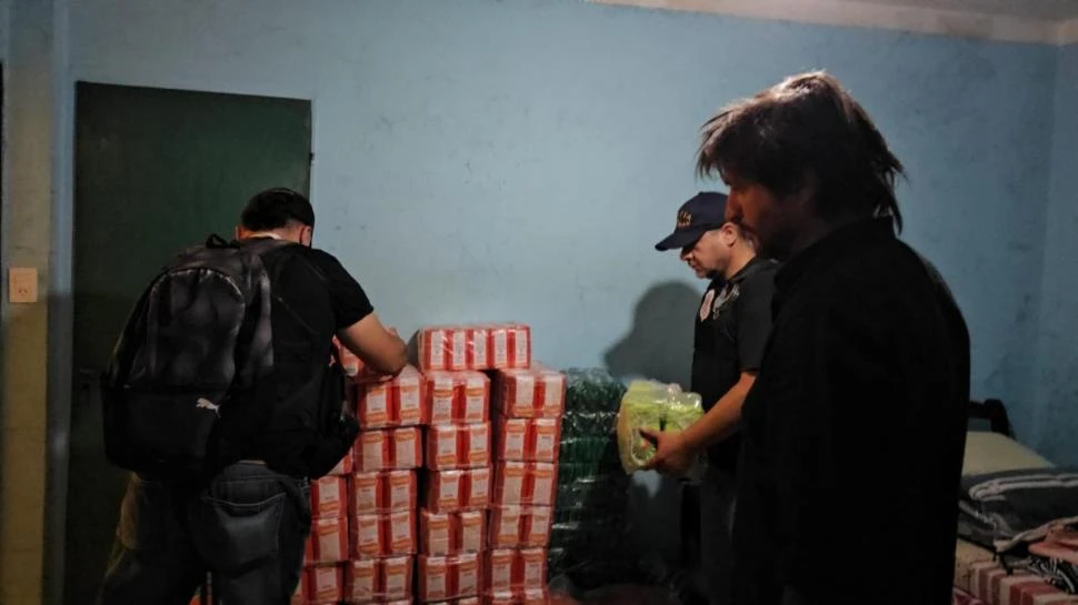 CONTROL. El fiscal Ignacio López Bustos supervisa el inventario de la mercadería que realizan dos policías durante uno de los allanamientos.