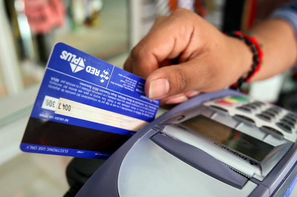 Importante cambio a la hora de pagar con tarjeta de crédito y débito: no hará falta mostrar el DNI