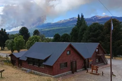 Un incendio forestal avanza sobre el Parque Nacional Los Alerces, en Chubut