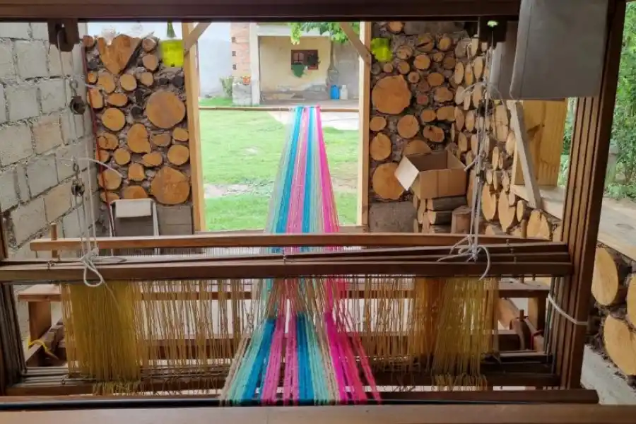 PRENDAS. Los trabajos de hilado son realizados por Patricia González.