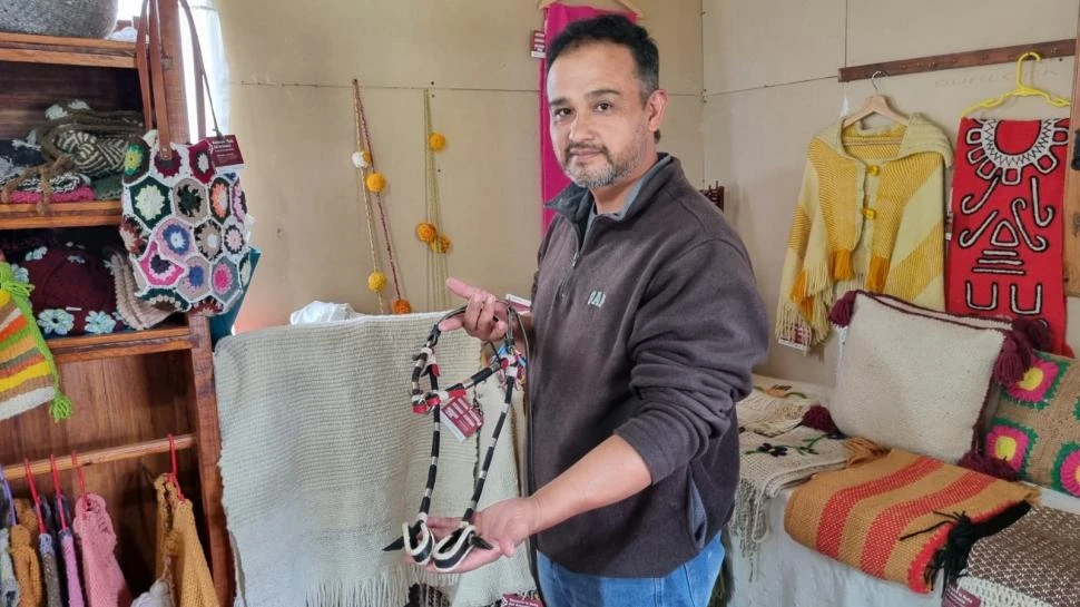 TRABAJOS MANUALES. Roberto Moreno fue gerente de una tienda de electrodomésticos y ahora se dedica a la talabartería en su casa de La Banda.