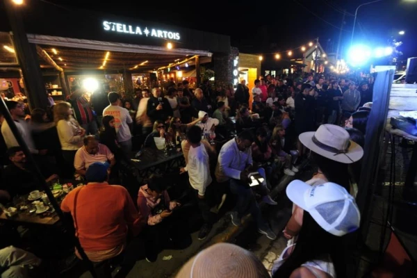 Tafí del Valle: una multitud en la muestra de camisetas del Seven