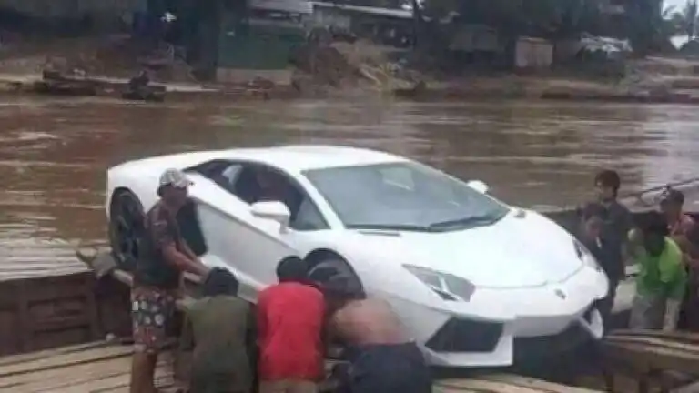 UN CASO TESTIGO. Personal del ECIF observa la camioneta que fue sustraída de un lavadero y encontrada en un depósito de Bolivia.