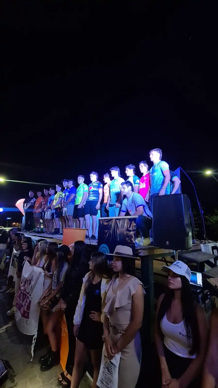 CAPITANES EN FORMACIÓN. Los referentes de los 12 equipos que compitieron en la XXIV edición del torneo posan con sus camisetas.