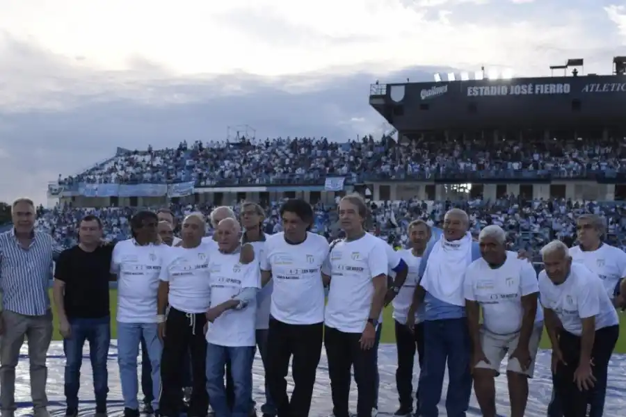 HOMENAJE. En el entretiempo del partido frente a Huracán por la Copa de la Liga 2023, Atlético realizó un reconocimiento por los 50 años del histórico triunfo.