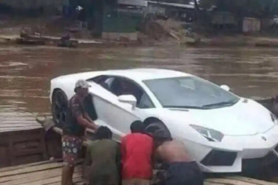 UN CASO TESTIGO. Personal del ECIF observa la camioneta que fue sustraída de un lavadero y encontrada en un depósito de Bolivia.