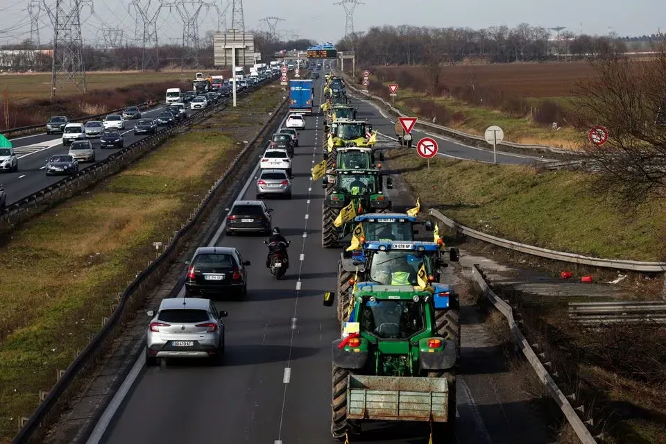 Francia: el gobierno trata de evitar que los agricultores bloqueen los accesos de París