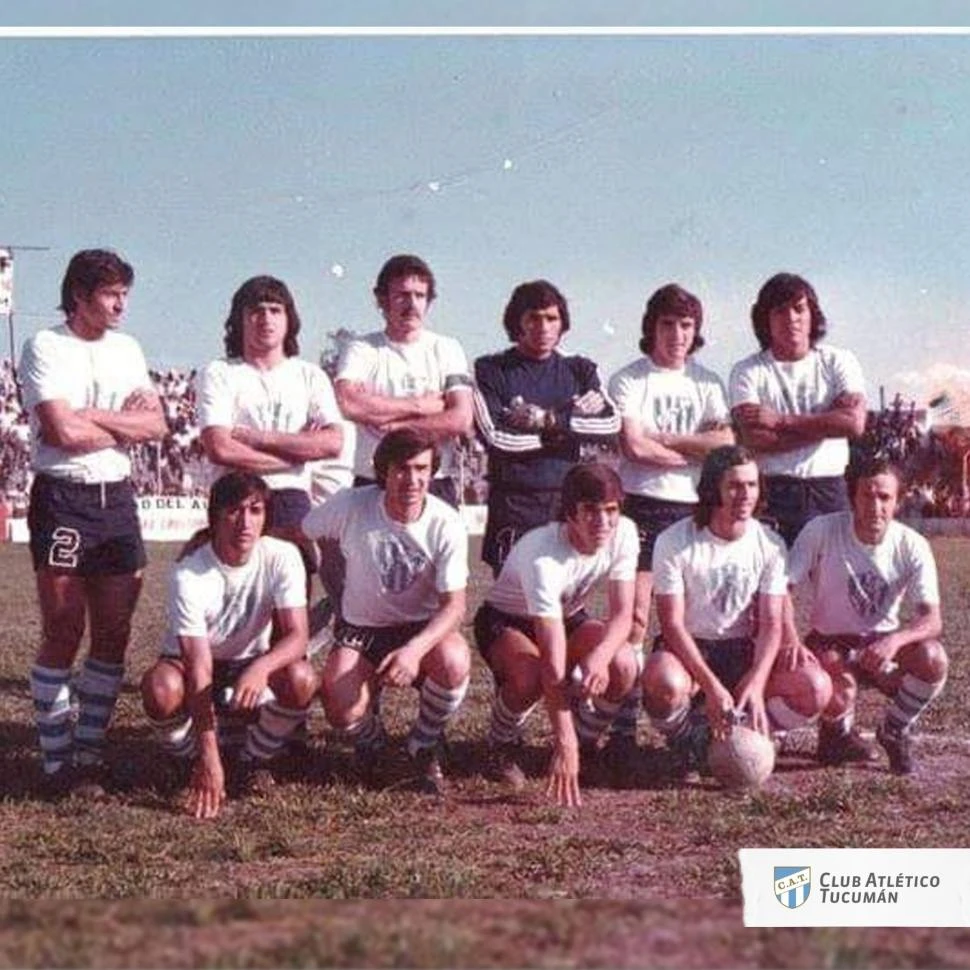 ÚNICA. En 1973, el “decano” utilizó una camiseta totalmente blanca con el escudo de la institución en el pecho. Es un diseño inusual en la historia del club.