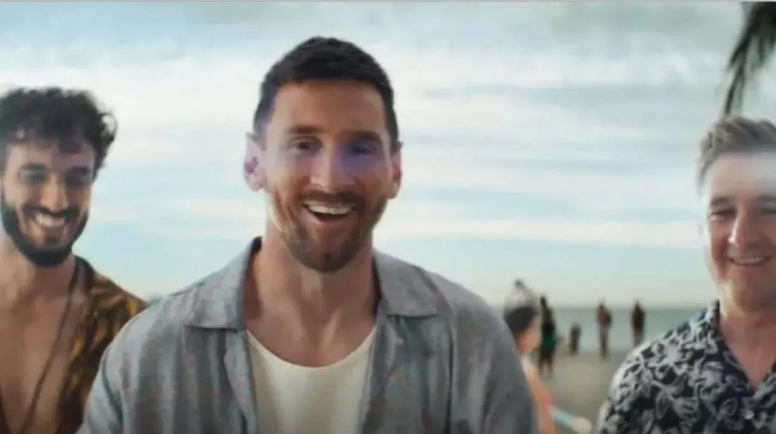 ACTUACIÓN. Messi es pura sonrisa durante el tiempo que dura el comercial.