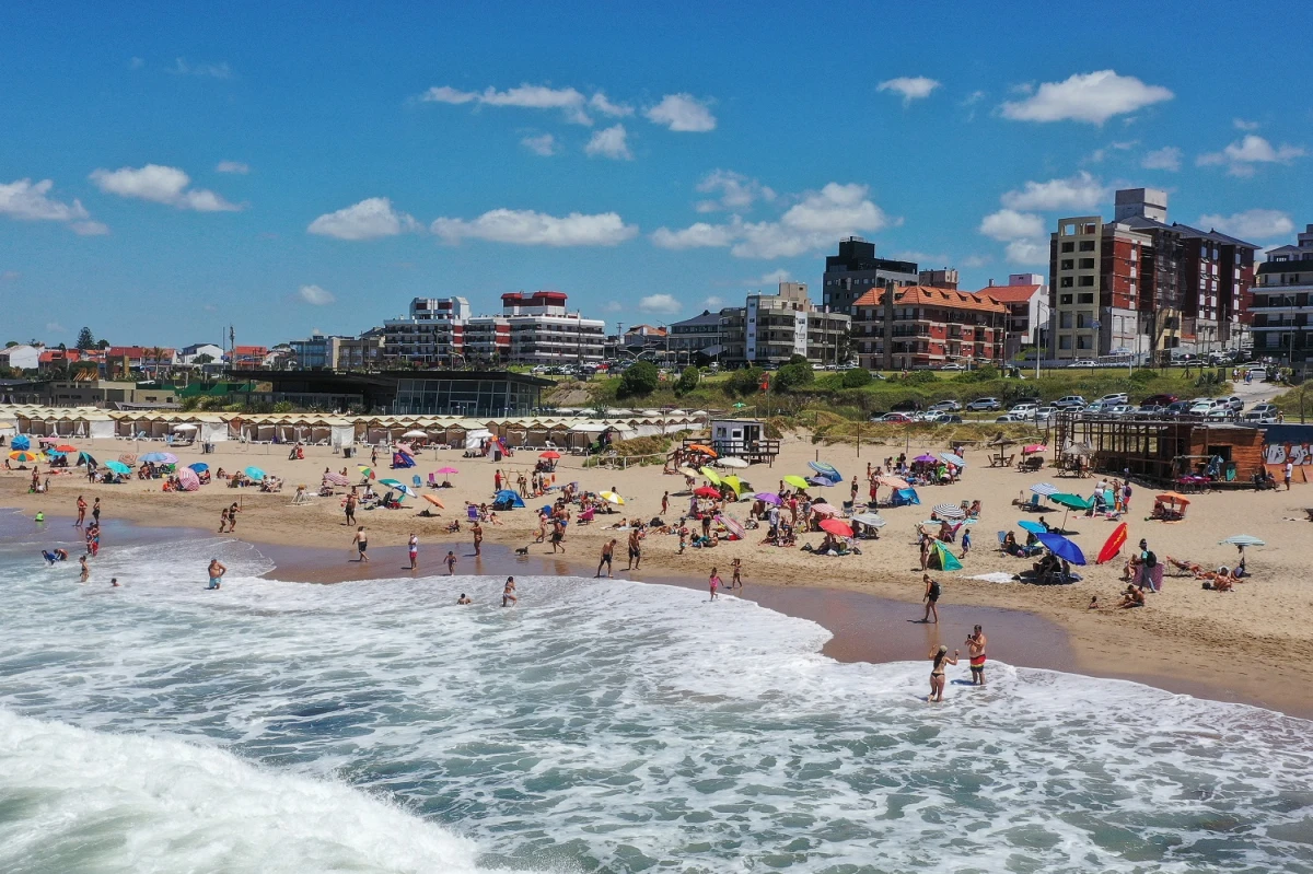 POCA CONCURRENCIA. Las playas de Mar del Plata no mostraron el colorido de otros años. AFP