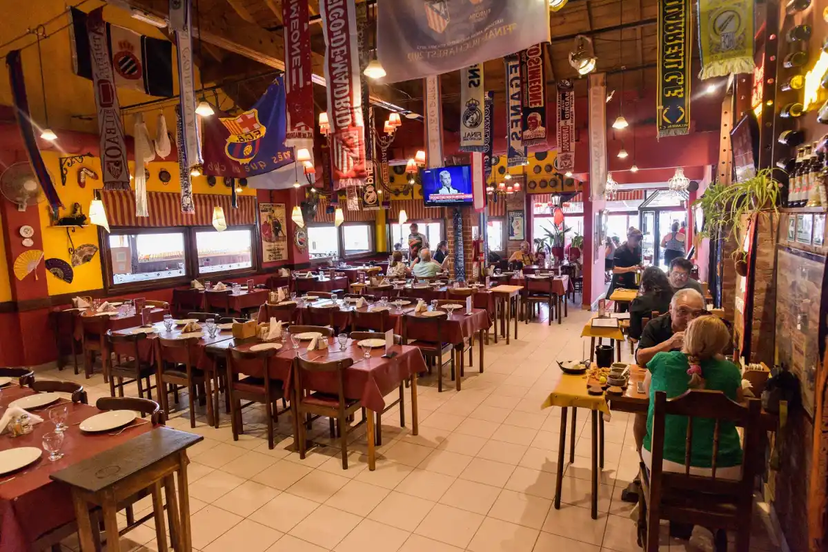 MESAS VACÍAS. Los restaurantes sintieron el impacto de la crisis económica. AFP