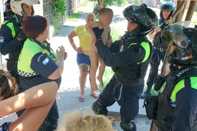 Concepción: encontraron al bebé flotando en la pileta y una sargento logró revivirlo