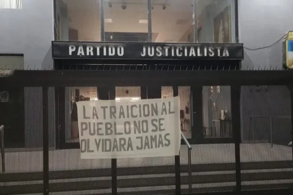 La traición al pueblo no se olvidará jamás: la curiosa consigna que apareció en la sede del PJ tucumano