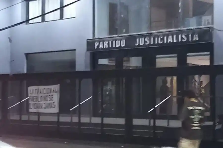 La traición al pueblo no se olvidará jamás: la curiosa consigna que apareció en la sede del PJ tucumano