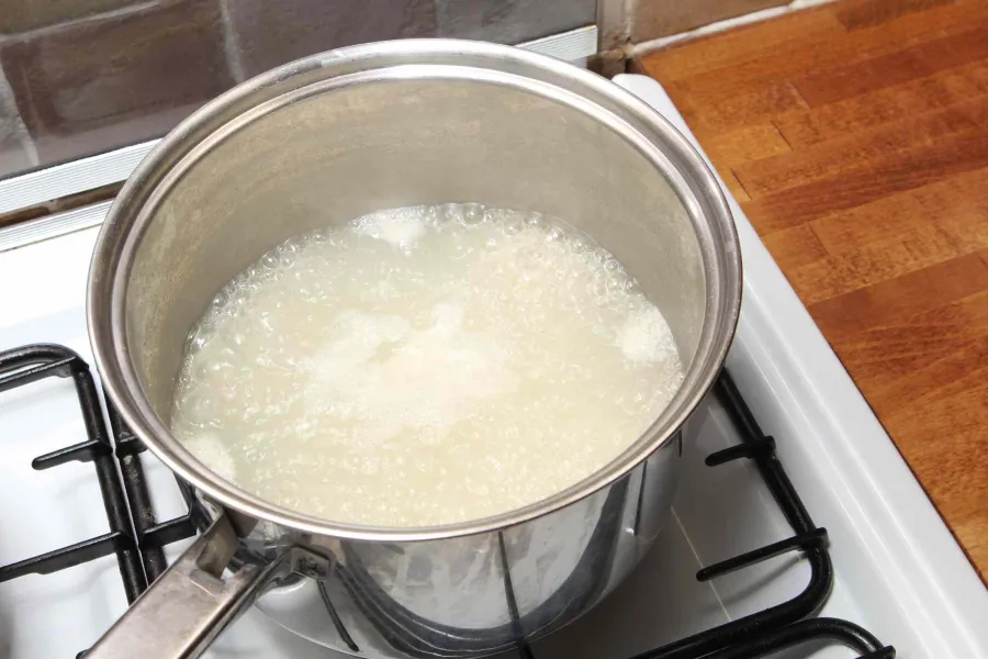 Es importante conservar el agua de arroz una semana antes de tomarla.