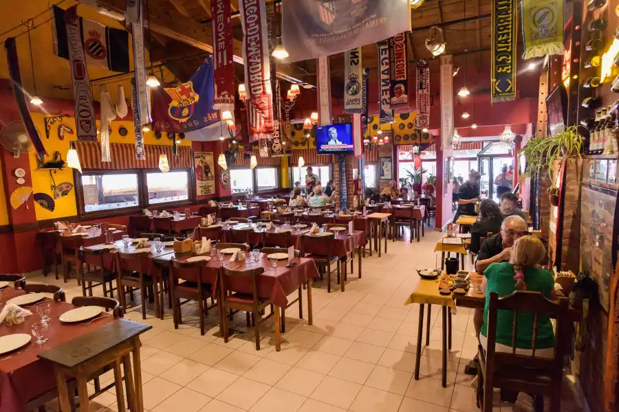 MESAS VACÍAS. Los restaurantes sintieron el impacto de la crisis económica. AFP