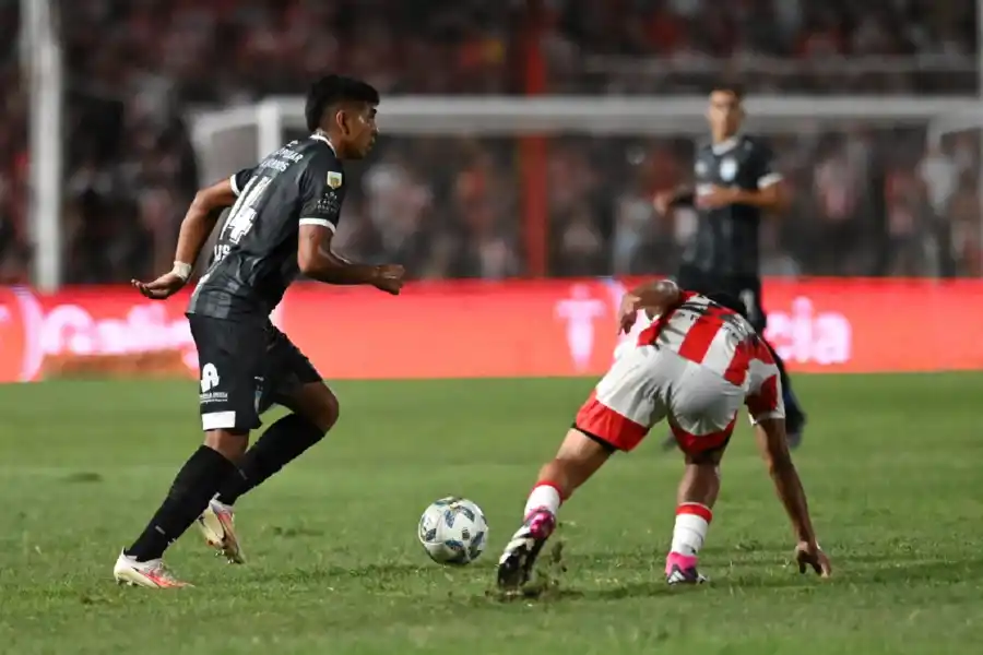 EXPLOSIÓN. Agustín Lagos tuvo un buen semestre en Atlético Tucumán. FOTO DE ARIEL CARRERAS (ESPECIAL PARA LA GACETA)