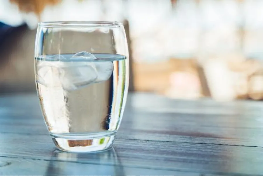 Ola de calor: ¿es recomendable tomar agua con hielo al momento de hidratarse?