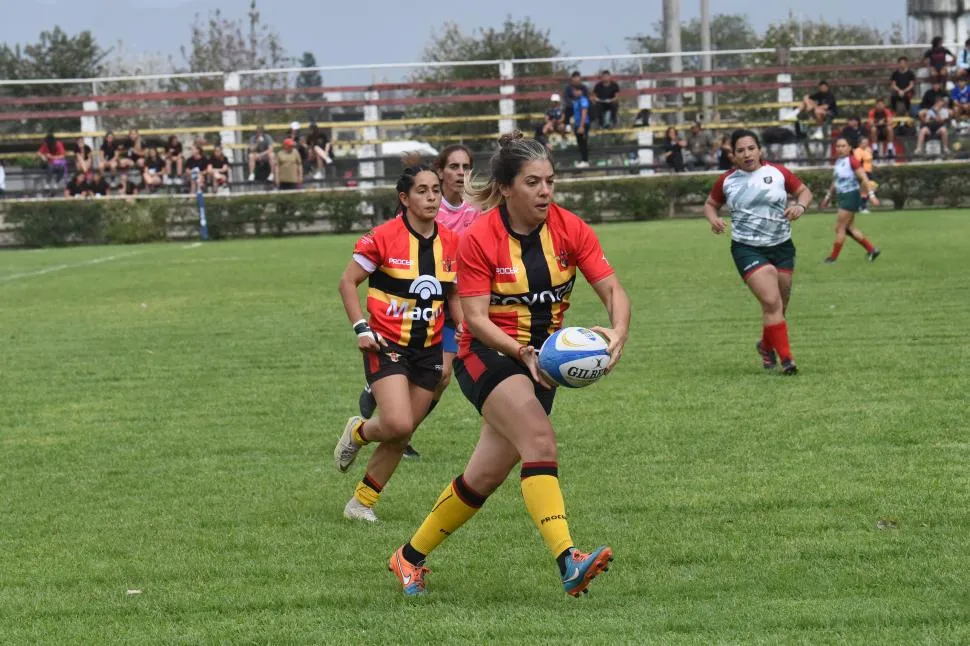 EXPERTAS. Rita Cazorla y Fátima Juárez, pentacampeonas en la cancha.