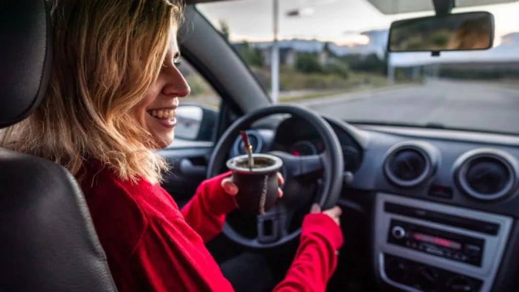 ¡Atención conductores! En qué provincias hacen multa por tomar mate mientras manejás