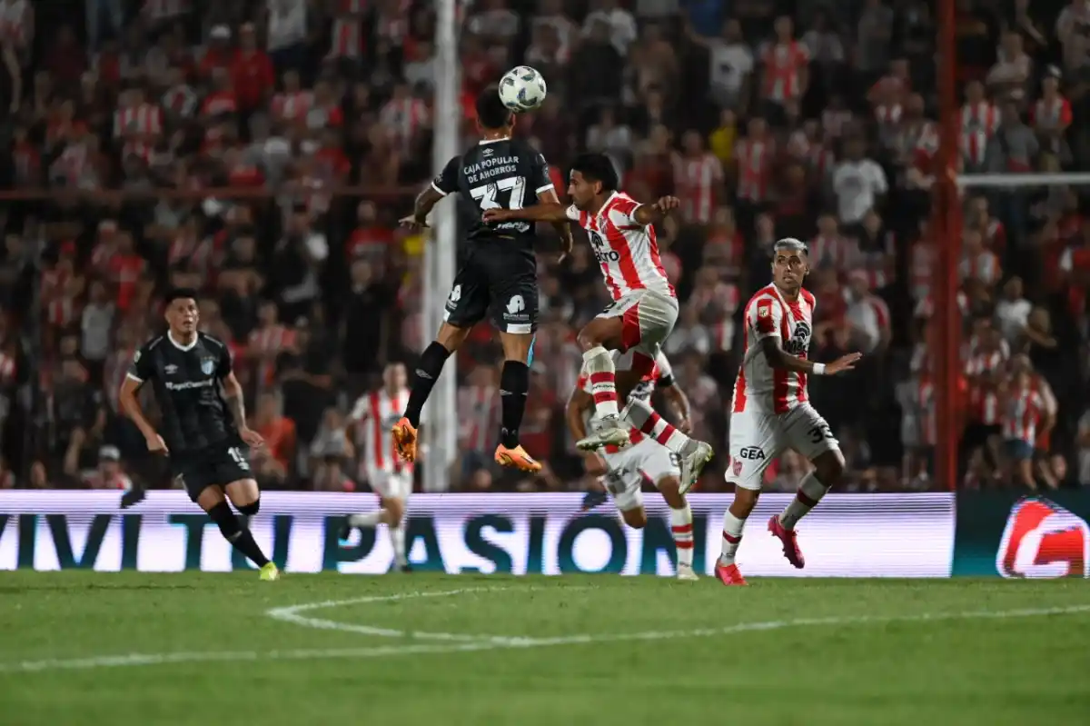ESTA VEZ NO PUDO SER. Mateo Coronel gana en las alturas. El delantero ingresó con movilidad, pero no pudo cambiar el rumbo de una historia que estaba definida. Foto: Ariel Carreras, especial para LA GACETA.