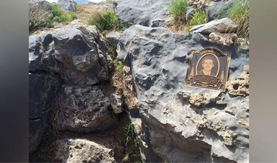 La familia de John colocó una placa en su memoria.