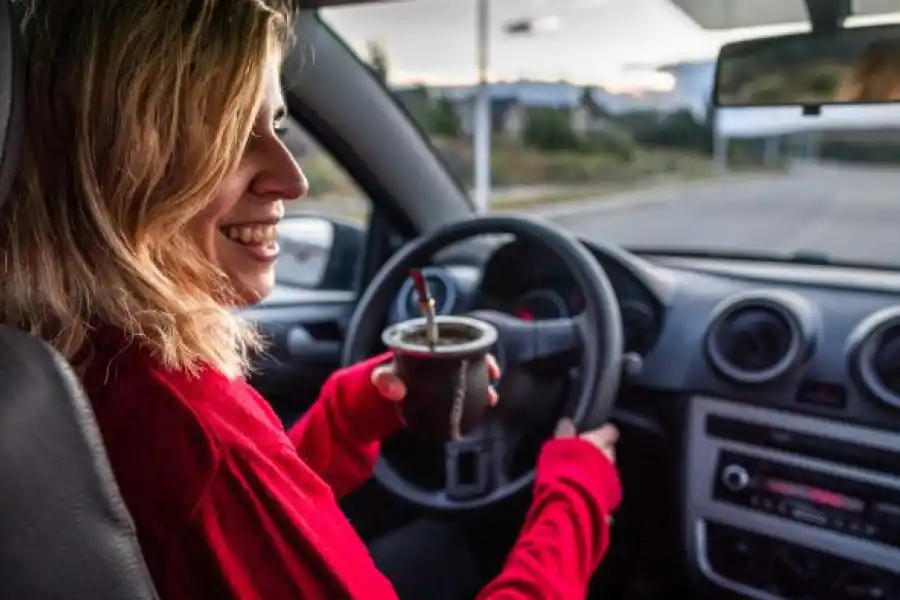 ¡Atención conductores! En qué provincias hacen multa por tomar mate mientras manejás