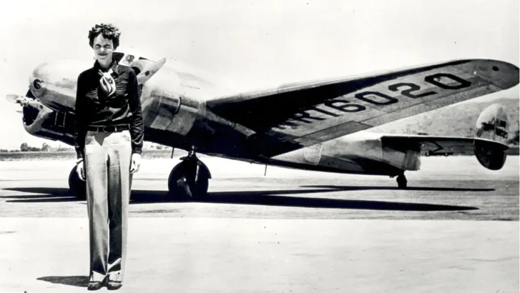 Amelia Earhart junto con el que parce haber sido hallado, el avión Locheed 10-E Electra
