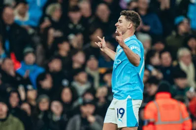 Julián Álvarez celebró su cumpleaños número 24 con un doblete