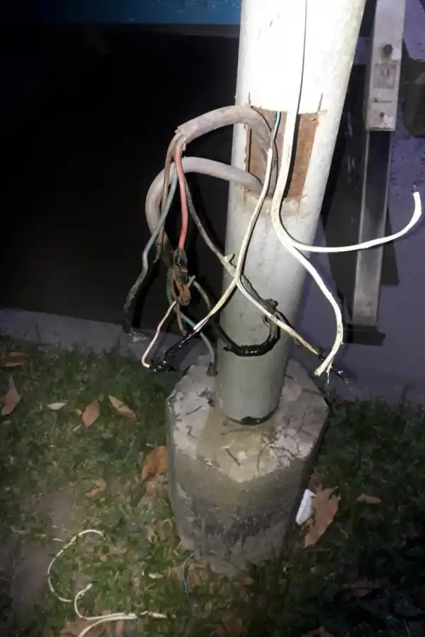 ATAQUE. Los delincuentes cortan los cables del alumbrado.