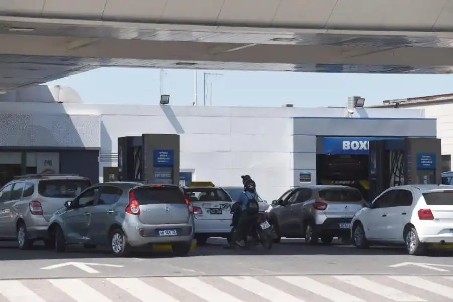 EN ESPERA. Las largas filas de vehículos, otro fenómeno de fines de mes.