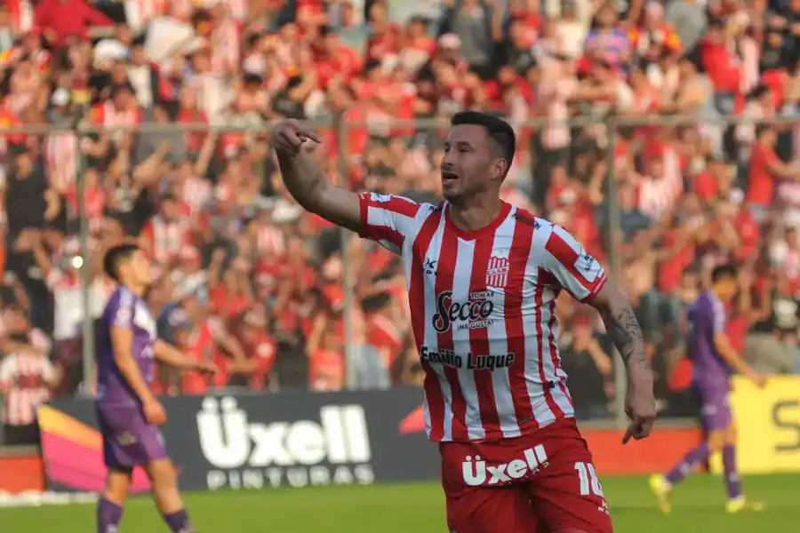 AGÓNICO. Luciano Pons marcó sobre el final en el debut de la temporada 2019/20.