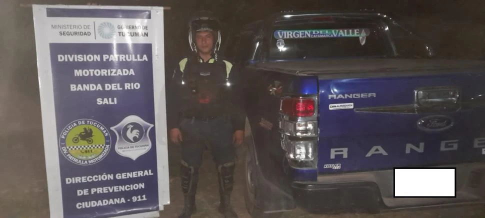 CUSTODIADA. Un policía aparece con la camioneta que secuestraron el lunes en Banda del Río Salí.