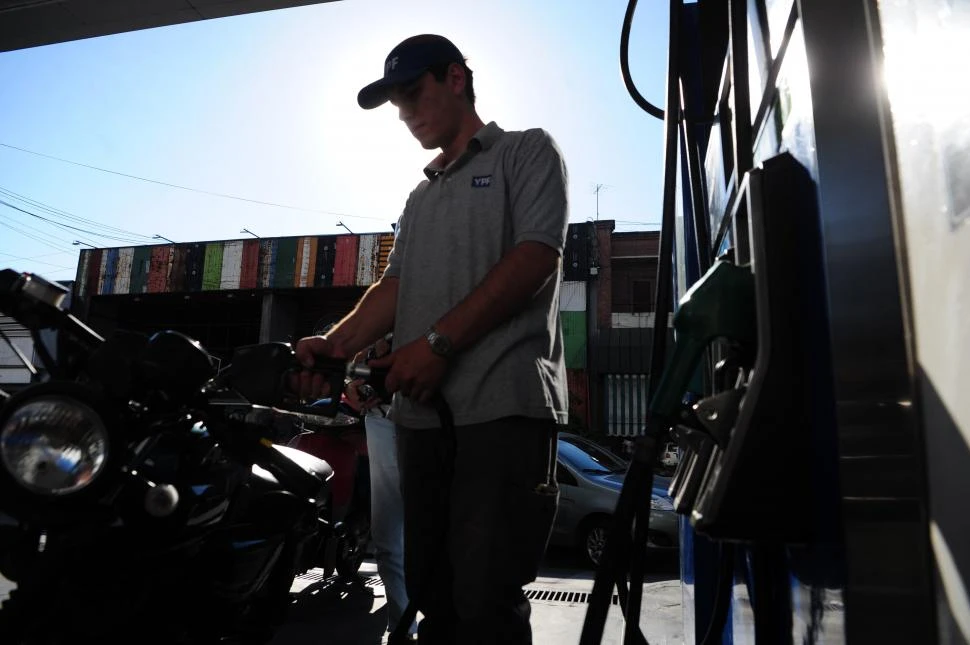TANQUE LLENO. Los motociclistas y los automovilistas ya se acostumbraron a cargar nafta a fines de cada mes para intentar ganarle a los aumentos. 