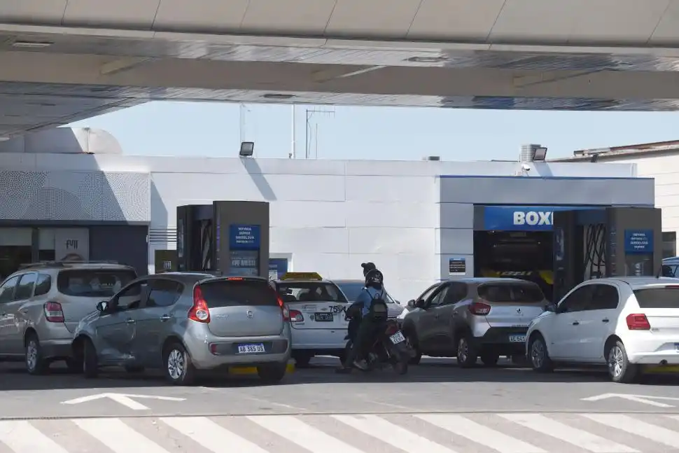 EN ESPERA. Las largas filas de vehículos, otro fenómeno de fines de mes.