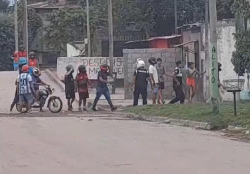 DISTURBIO. La Policía reprimió a los violentos en Inca Garcilaso al 100, donde cadetes y vecinos se enfrentaron.