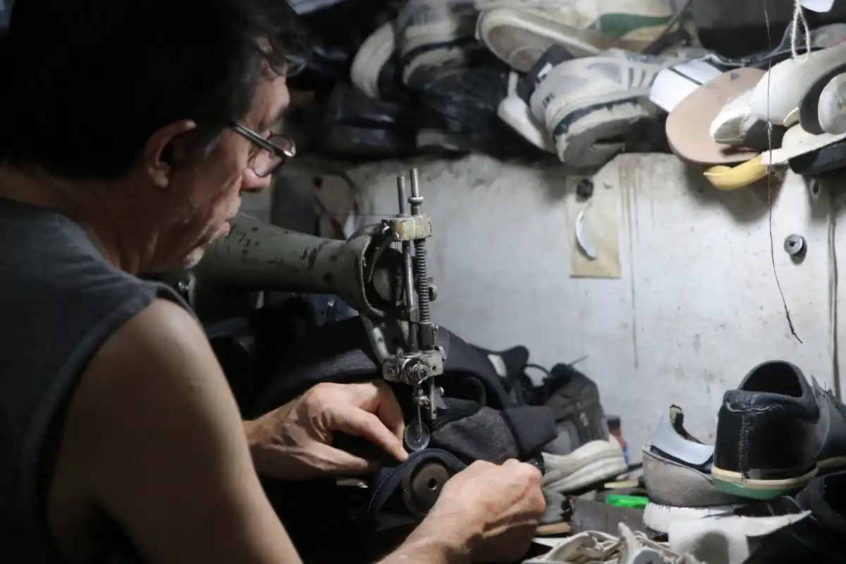 Enrique Roldán en su taller de calzado de Simoca.