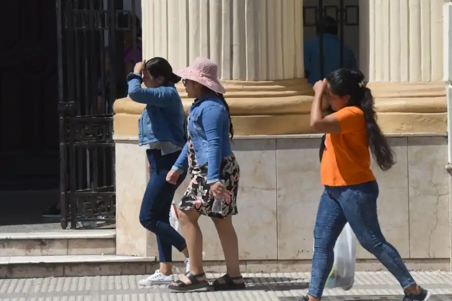 INCLEMENTE. El clima no dio tregua ayer, pero puede llegar algo de alivio en los próximos días con lluvias.