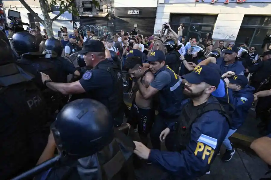 TUMULTO. Forcejeos, gases lacrimógenos y botellazos