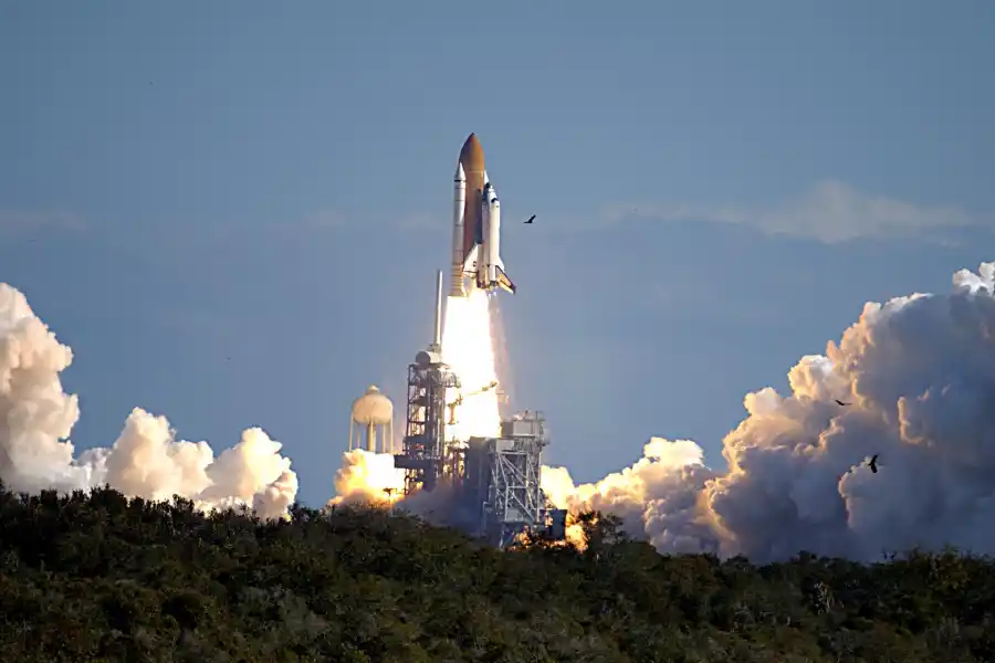 Despegue del Space Shuttle Orbiter Columbia en su misión número 28, la STS-107.