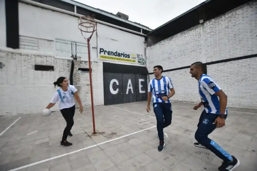 EN JUEGO. Practica de cestoball en el club Estudiantes. 