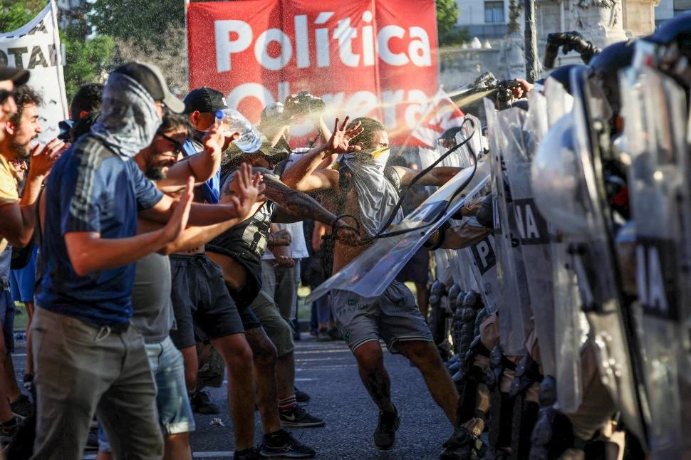 TENSIÓN. La Policía aplicó el protocolo antipiquete para evitar que los manifestantes corten las calles.
