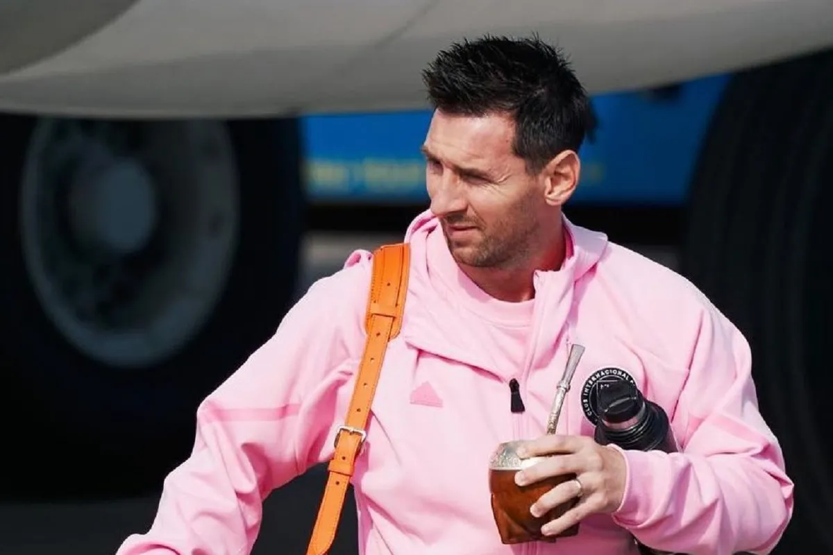 ¿JUEGA? Lionel Messi, que disputó muy pocos minutos en el último partido, llegó a Hong Kong acompañado del kit matero. Foto tomada de X.