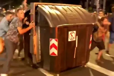 Tensión frente al Congreso: manifestantes prendieron fuego containers y arrojaron piedras