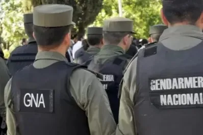 Encontraron 12 botellas con marihuana en el tanque de nafta de un auto