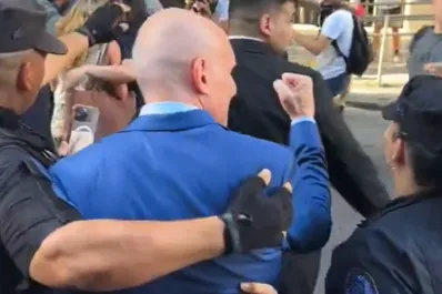 Video: intentaron agredir a José Luis Espert a la salida del Congreso